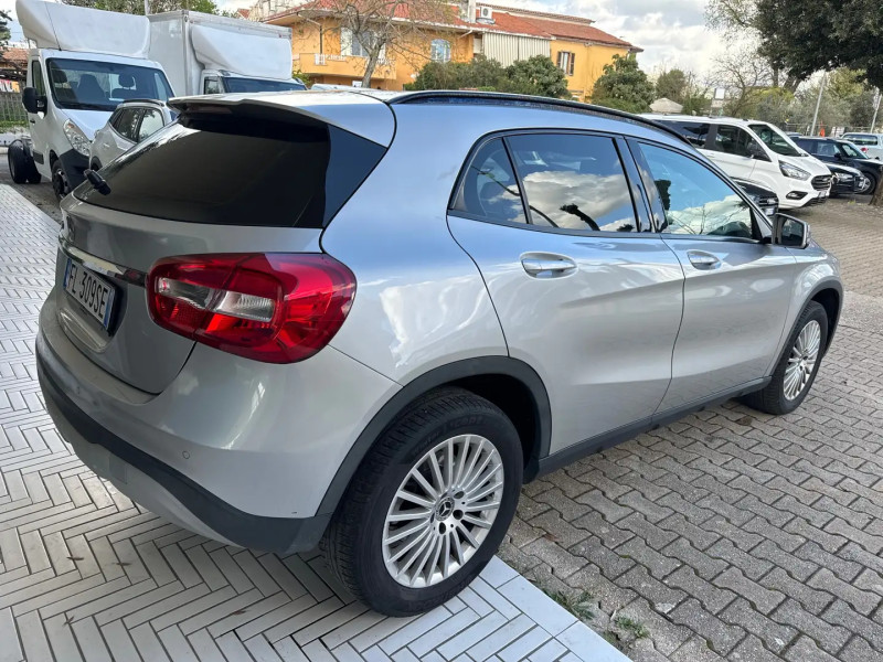 Mercedes-Benz GLA 180 4