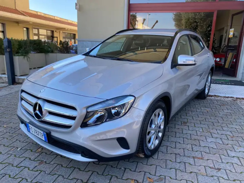 Mercedes-Benz GLA 200 2