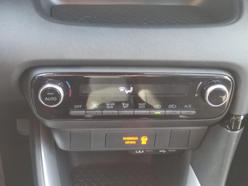 Toyota Yaris IV 1.5h Active 11