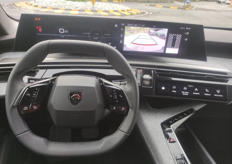 Peugeot Nuovo 5008 Hybrid 136 e-DCS6 Allure 7 Posti 8