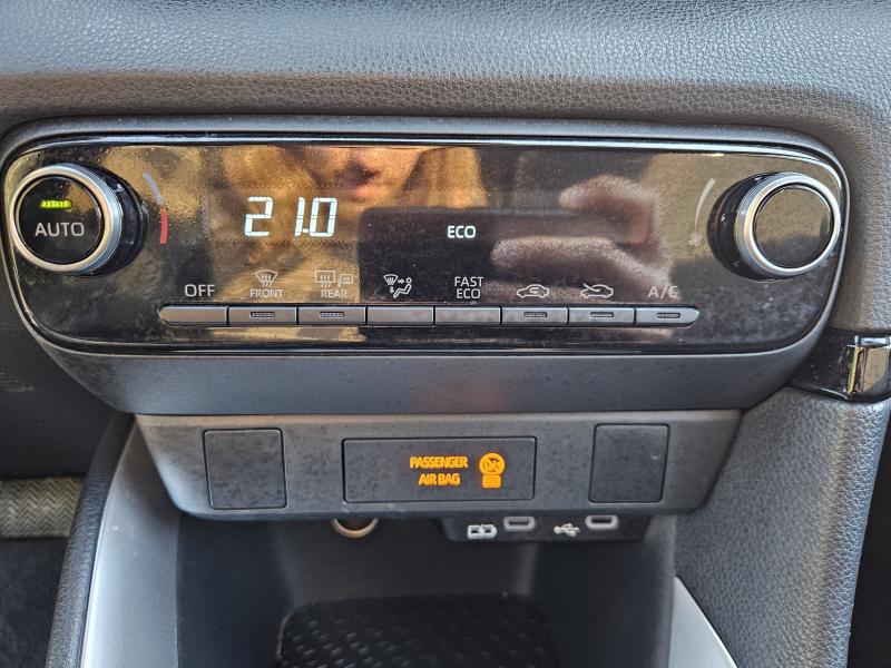 Toyota Yaris IV 1.5h Active 11