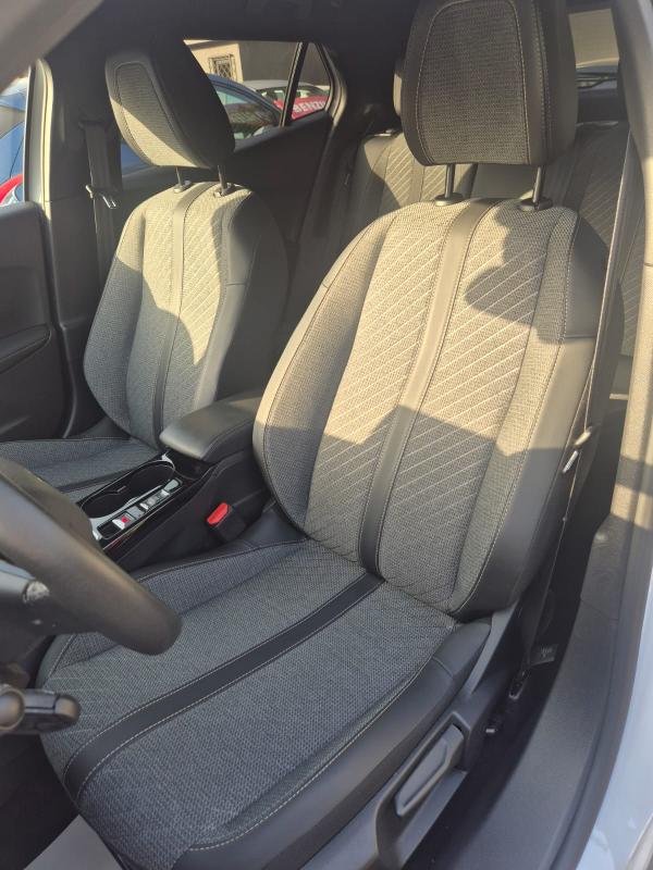Peugeot 2008 II 1.2 puretech Allure 6